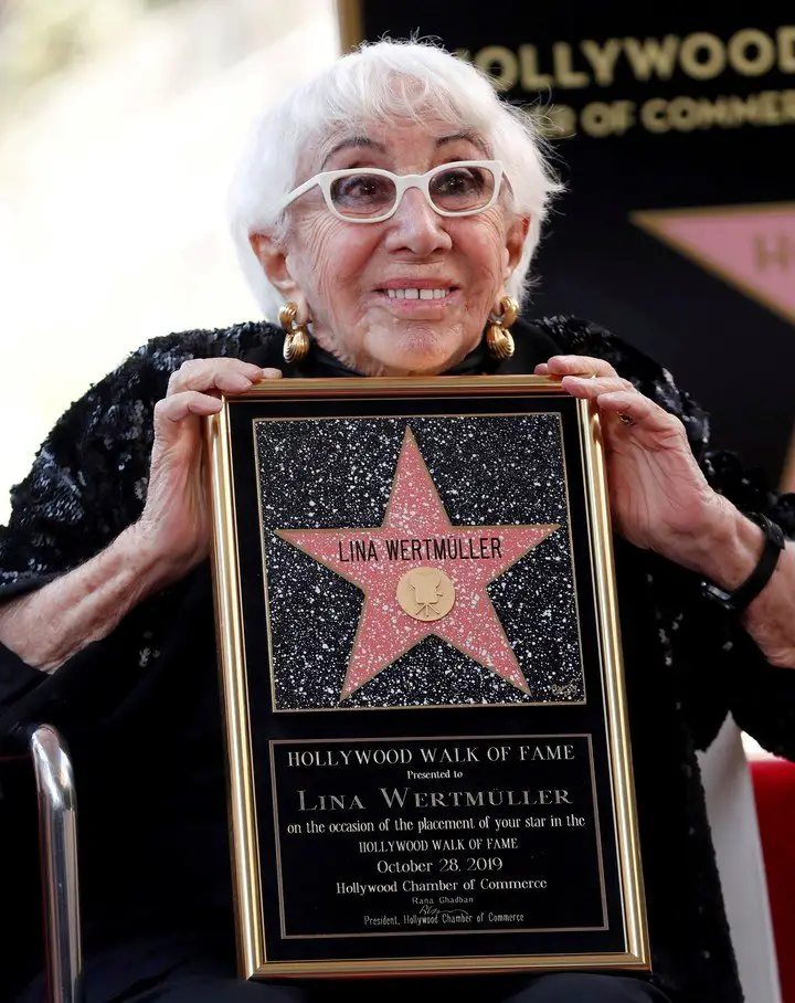 Lina Wertmuller, reconocida con su estrella de la fama en Hollywood. Foto Reuters