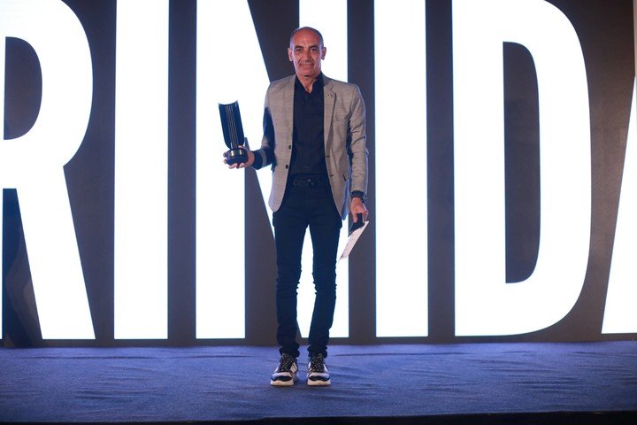 Mauricio Dayub recibió su estatuilla como Mejor Actuación Protagónica Masculina por "El equilibrista". Foto: Prensa.