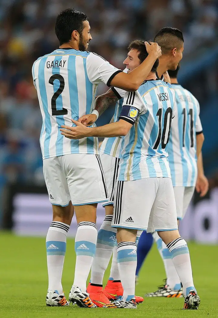 Ezequiel Garay y Lionel Messi en el Mundial de Brasil 2014.  EFE/Antonio Lacerda