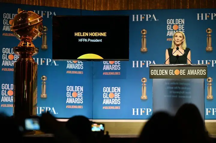 Helen Hoehne, presidenta de la HFPA, anuncia los nominados para los Globos de Oro. Foto AFP