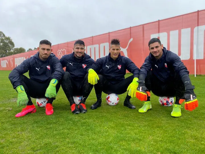 De izquierda a a derecha: Milton Álvarez, Renzo Bacchia, Sebastian Sosa y Diego Segovia, los arqueros del Rojo. (Foto: Prensa Independiente)