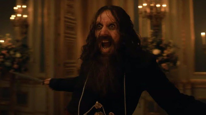 Rasputín, en la piel del irreconocible galés Rhys Ifans ("Un lugar llamado Notting Hill"). Foto Disney