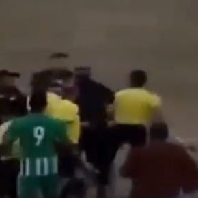 Video: un árbitro se cansó de los reclamos y se agarró a piñas con un jugador