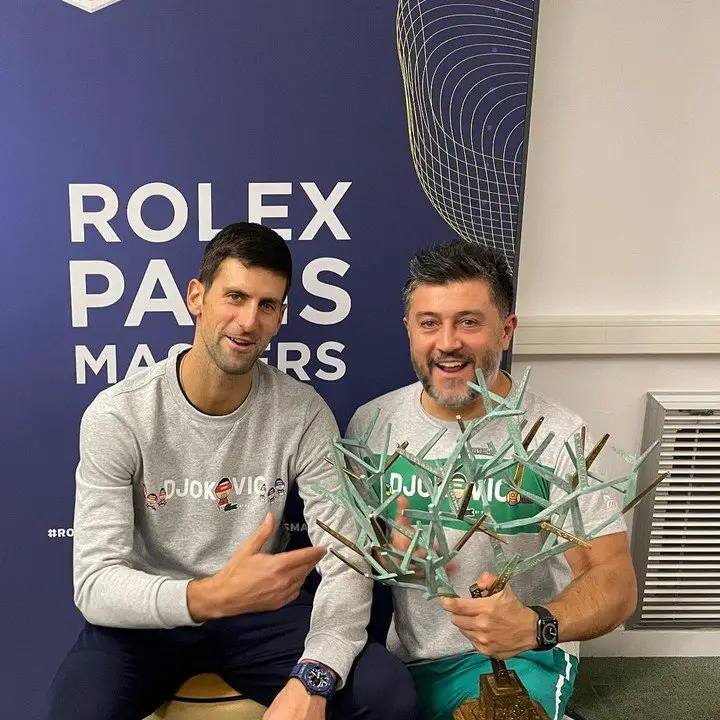 Ulises Badio junto a Novak Djokovic en el Masters 1000 de Paris.