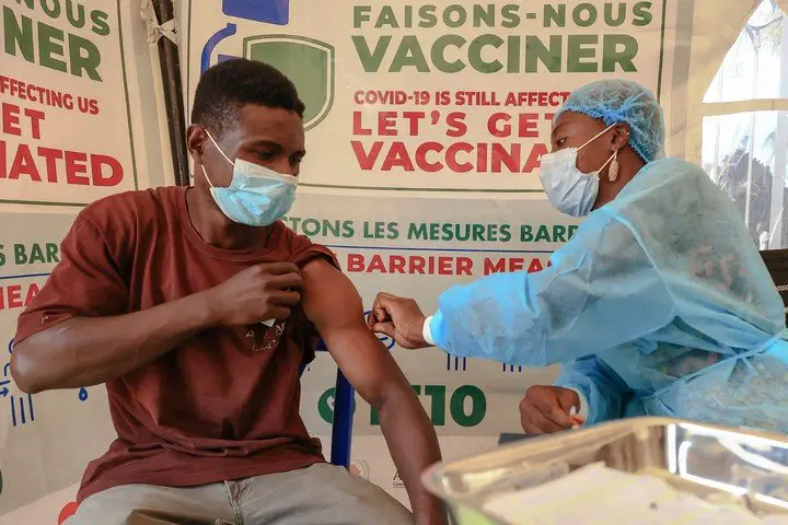 Aprovechando la oportunidad se ofrecen vacunas para subir el bajo promedio del país (AFP).