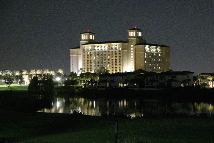 El hotel Ritz-Carlton Orlando, donde fue hallado muerto Bob Saget. Foto AP.