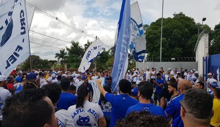 Los hinchas de Cruzeiro armaron una movilización (Foto: @GutoRabelo).