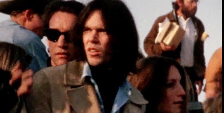 Neil Young, en medio de una multitud, esperando su turno para subir a tocar con Crosby, Stills y Nash. Foto Captura de Video