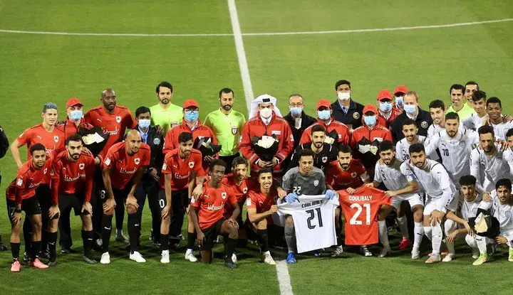Los jugadores de ambos equipos pasaron con una camiseta de Coulibaly. (@AlRayyan)