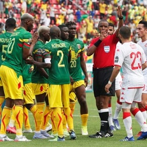 Insólito: a destiempo, un árbitro terminó dos veces un partido en la Copa África