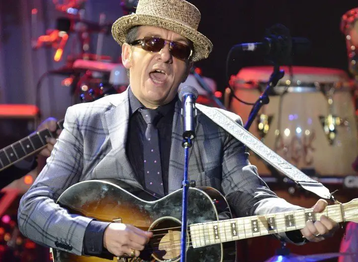 Con la guitarra como fuerza motriz, Elvis Costello le dio energía a su nuevo álbum.
