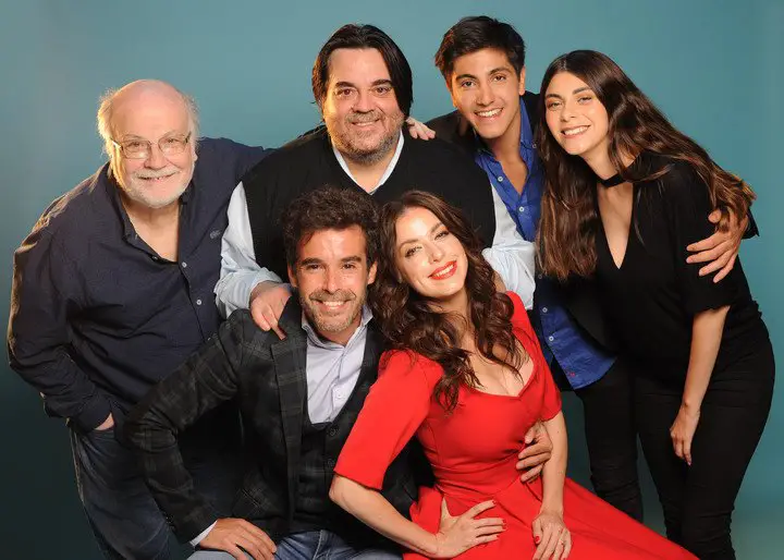 El autor y director Manuel González Gil, con el elenco: Portaluppi Facundo Calvo, Sol Loureiro, Cabré y Mercedes Funes. Foto Prensa
