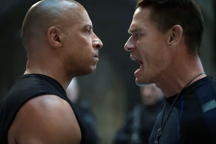 John Cena (con la boca abierta), como Jakob Toretto, y Vin Diesel, como Dominic Toretto, en "Rápidos y furiosos 9". Foto Archivo Clarín