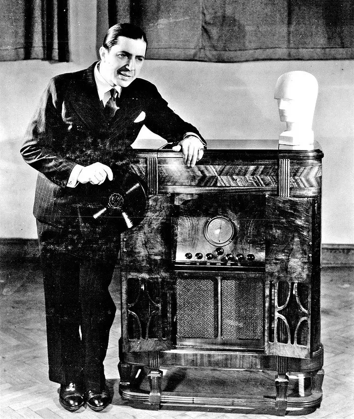 Carlos Gardel junto al Radio cerebro mágico RCA Victor. Promoción de su contrato de exclusividad firmado en 1935.