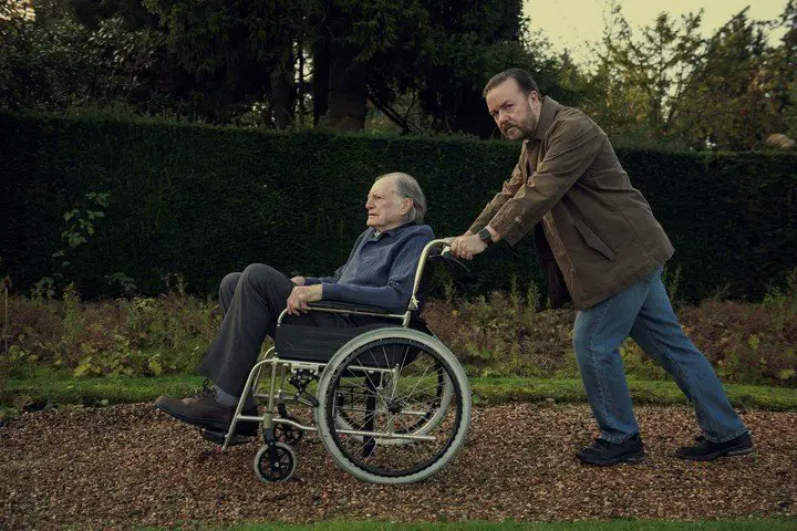 Ricky Gervais en la segunda temporada de After Life, por Netflix.