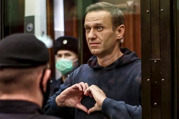 Alexei Navalny festeja el otorgamiento del premio Sajarov, otorgado por la Unión Europea en reconocimiento por su lucha por la defensa de los Derechos Humanos. Foto Moscow City Court via AP