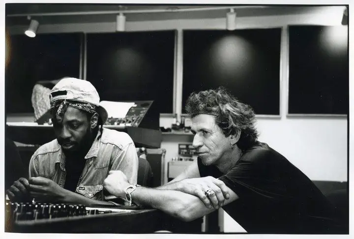 Keith Richards junto a Steve Jordan, co productor del disco y actual baterista de The Rolling Stones. Foto Gentileza Prensa/Claude Gassian