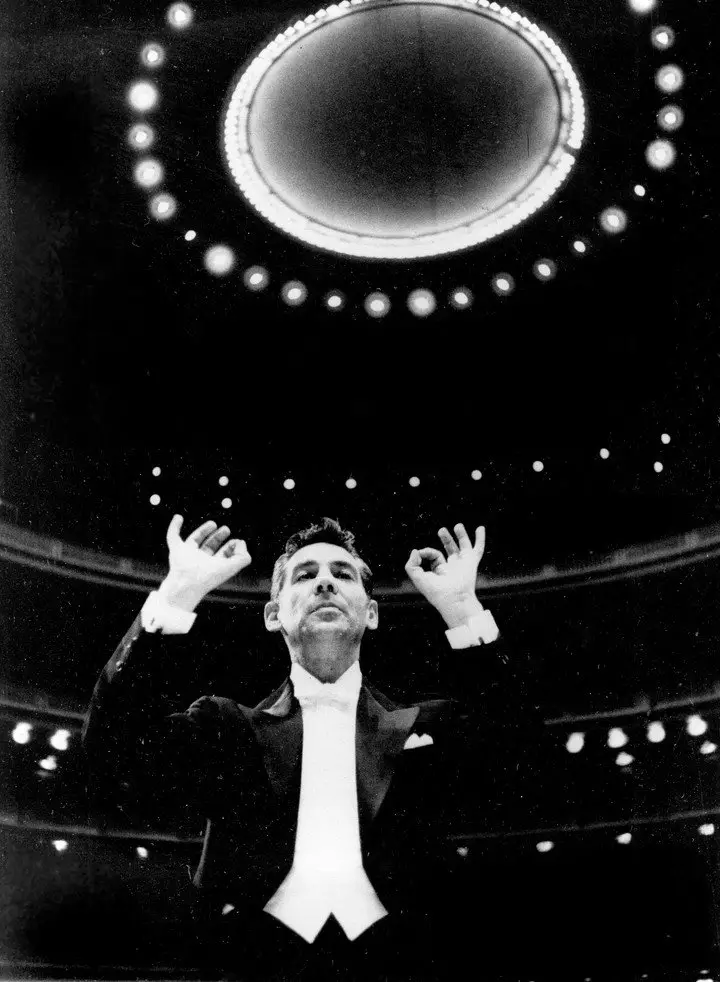 El compositor y conductor Leonard Bernstein, dirigiendo la New York Philharmonic Orchestra en Nueva York, en julio de 1959. Foto AP
