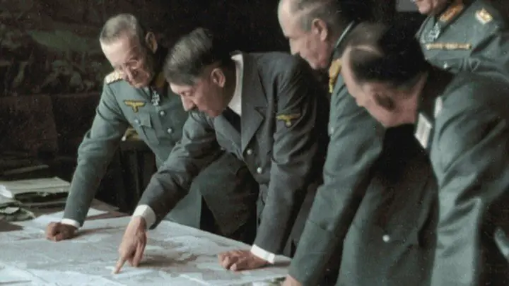 Hitler en medio de la planificación de la batalla de Kursk.