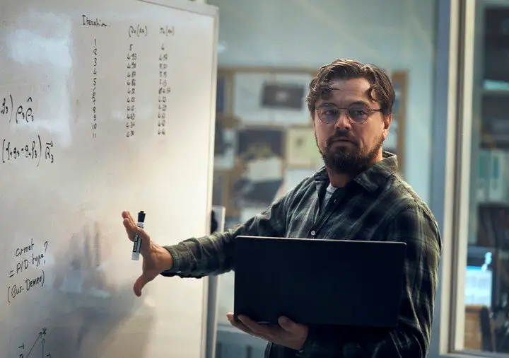 En "no miren arriba", DiCaprio interpreta a un científico que advierte sobre el peligro de un meteorito que destruiría la vida en la tierra. Foto Niko Tavernise/Netflix via AP