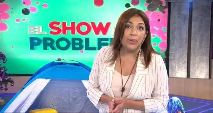 Claribel Medina retomó el oficio de conductora con un talk show algo bizarro. Foto: Captura de TV