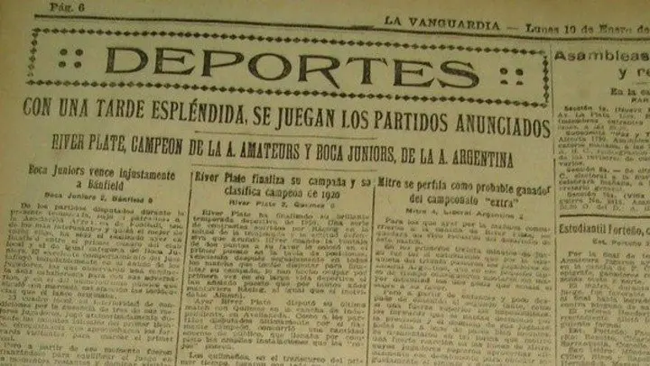 El diario La Vanguardia informando que Boca y River terminaron campeones de sus ligas.
