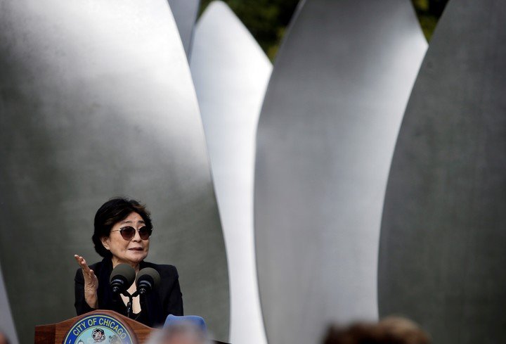 Yoko Ono ya era una reconocida integrante de la vanguardia artística cuando John Lennon la conoció. Foto AP Photo/Kiichiro Sato