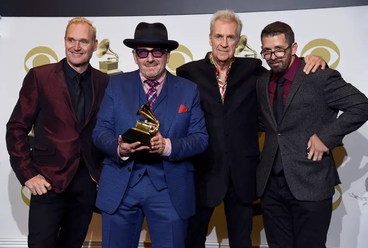 Davey Faragher, Elvis Costello, Pete Thomas y Steve Nieve son Elvis Costello & The Imposters, que sorprenden con un nuevo trabajo. Foto AP Photo/Chris Pizzello