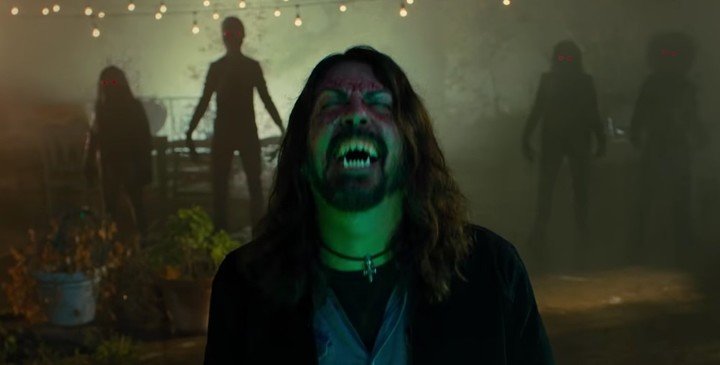 Dave Grohl, junto a sus Foo Fighters, son los protagonistas de Studio 666, una película de terror que todo indica que hará reír mucho. Foto Captura de Video