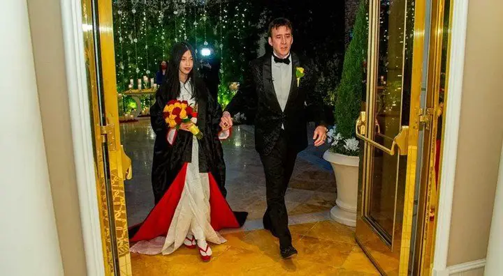 Nicolas Cage y su esposa Riko Shibata, durante su boda en Las Vegas. Ahora anunciaron que serán padres este año.