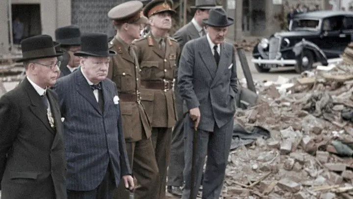 Churchill observa los destrozos causados por los bombardeos nazis en Londres.