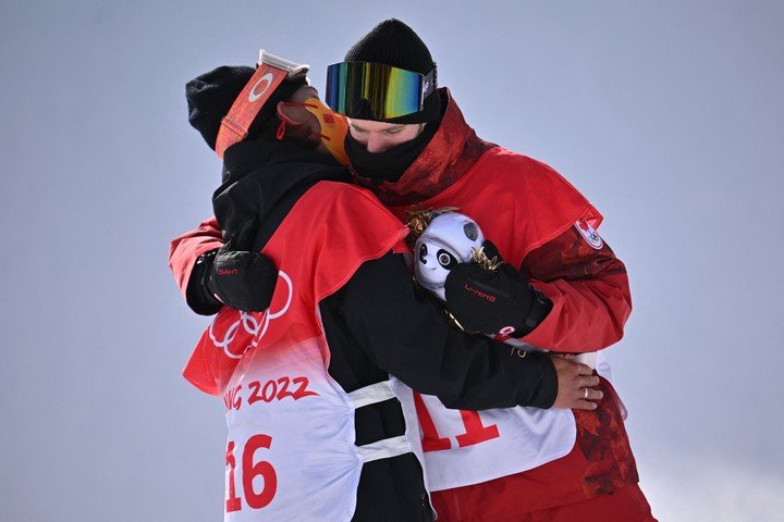 El emocionante abrazo entre los ganadores de snowboard (foto AFP)