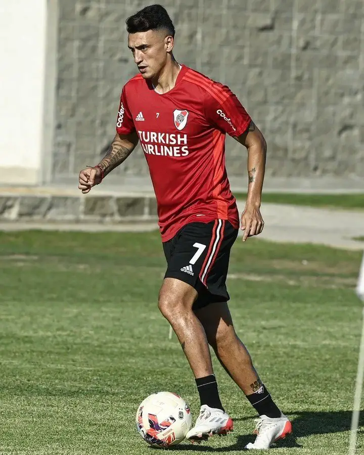 Matías Suárez trabaja con pelota. Prensa River