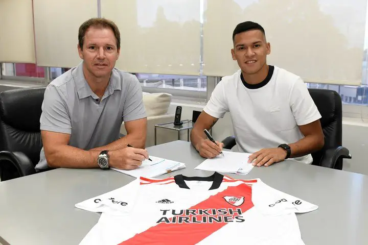 Herrera firma su contrato junto a Jorge Brito. Prensa River.