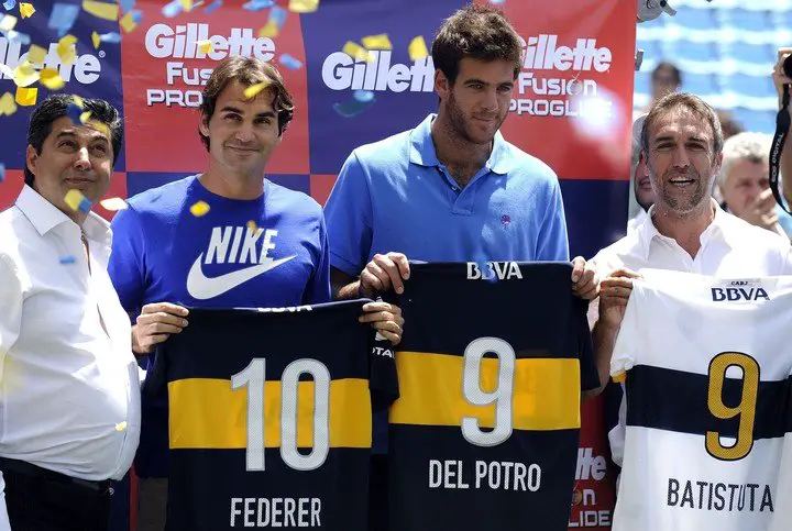 (FILES) In this file picture taken on December 13, 2012 Swiss tennis player Roger Federer (2nd-L), Argentinian Juan Martin Del Potro (C) and former footballer Gabriel Batistuta (R), pose with an official jersey of the club next to the president of Boca Juniors Daniel Angelici (L), after a football-tennis match at the Bombonera stadium, in Buenos Aires. - Argentine legendary footballers Diego Maradona, Gabriel Batistuta and Juan Roman Riquelme got fully engaged in the electoral campaign of the popular club Boca Juniors, in a race with political implications that transcends the football world in their country. Boca holds elections on December 8, 2019. (Photo by Alejandro PAGNI / AFP)