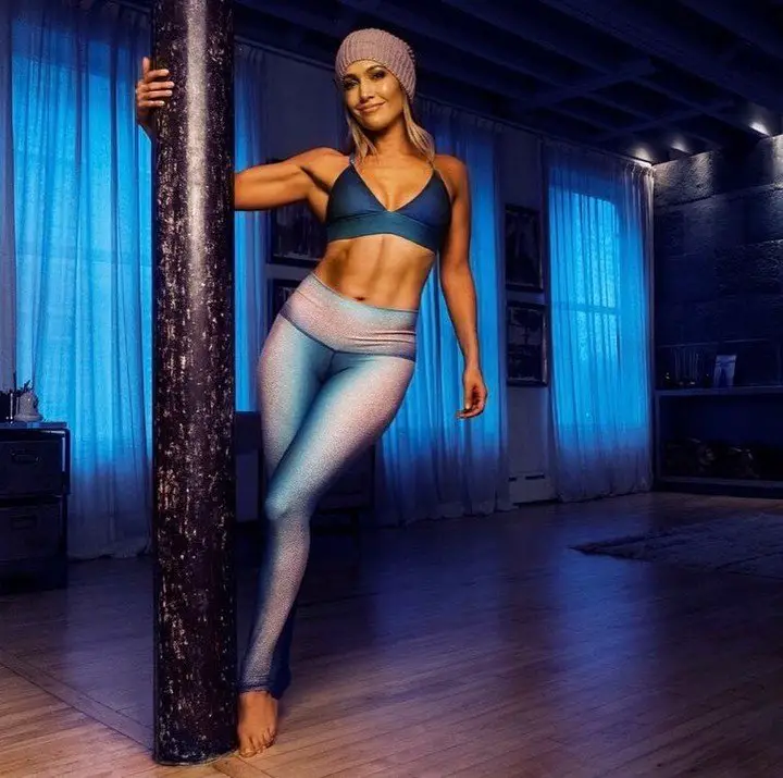 Para mantenerse a sus 52 años, Jennifer Lopez realiza pole dance.