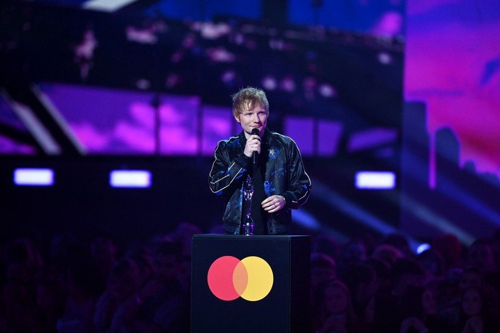 Ed Sheeran, cantando durante la ceremonia de los Brit Awards. Foto EFE