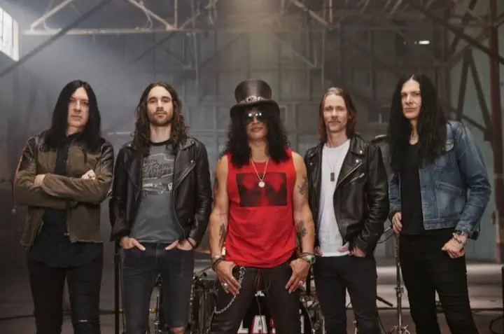 Slash junto a Myles Kennedy and The Conspirators, su cantante y su grupo de apoyo. Foto Austin Nelson