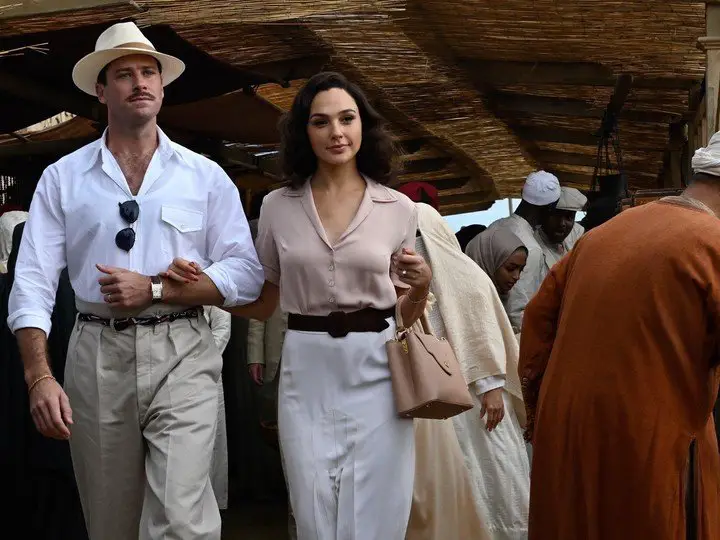 Simon (Armie Hammer) y Linnet (Gal Gadot), los recién casados que viajarán por el Nilo y... Se les frustará la luna de miel. Foto Disney