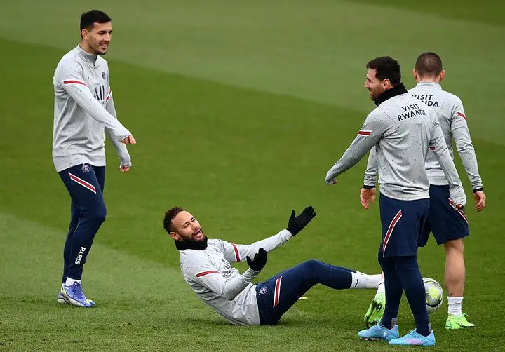 Ney, a pura risa con Messi y Paredes en Francia.