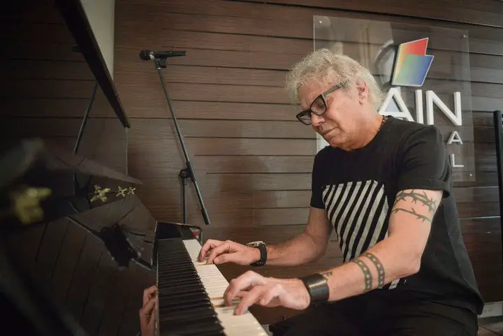 Beto Casella, al piano. Tuvo banda y no descarta armar algo para seguir tocando. Foto Constanza Niscovolos