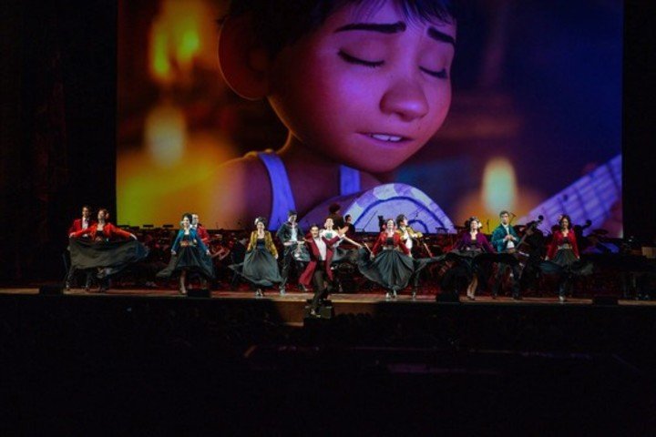Cada tema o música tiene su proyección correspondiente en la pantalla montada en el escenario.