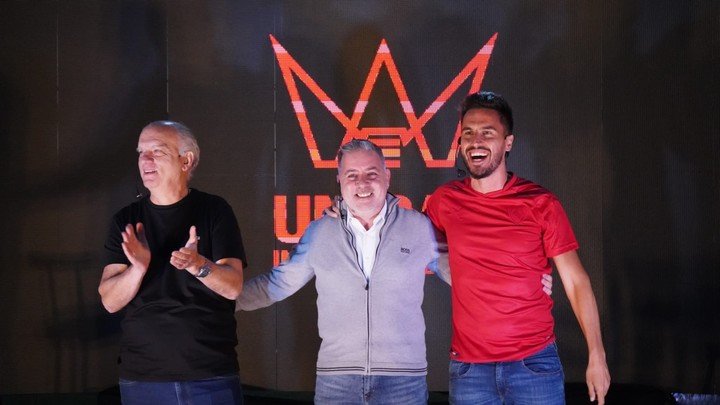 Fabián Doman (centro), irá secundado por Néstor Grindetti (remera negra) y Juan Marconi (de rojo) en el trinomio de Unidad Independiente.