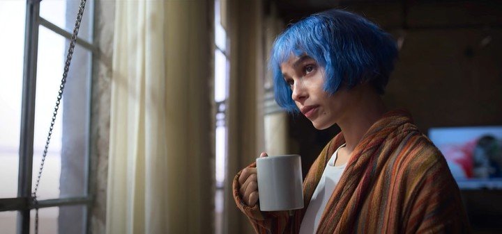 Zoë Kravitz es Angela, que entabla relación con un hombre mirándose por la ventana durante la pandemia. Foto HBO Max