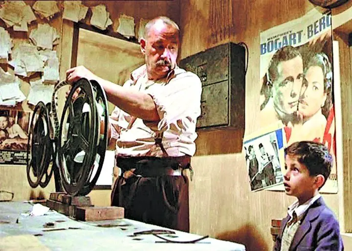Alfredo (Philippe Noiret) y Totò, en "Cinema Paradiso", de Giuseppe Tornatore. Foto Archivo Clarín