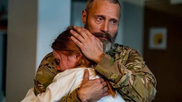 Markus es un militar que regresa para estar junto a su hija. La película danesa combina acción y humor, y toques dramáticos. Foto Impacto