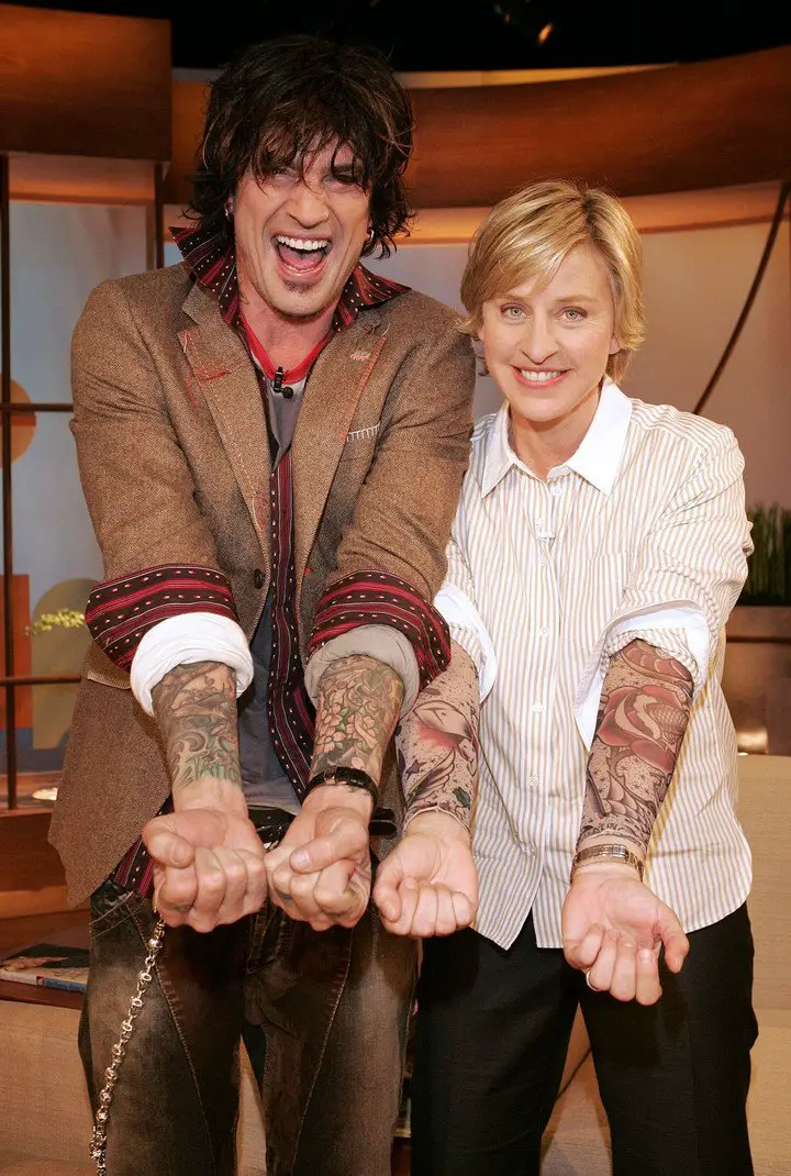 Tommy Lee, mostrando sus tatuajes junto a Ellen Degeneres. Foto Reuters