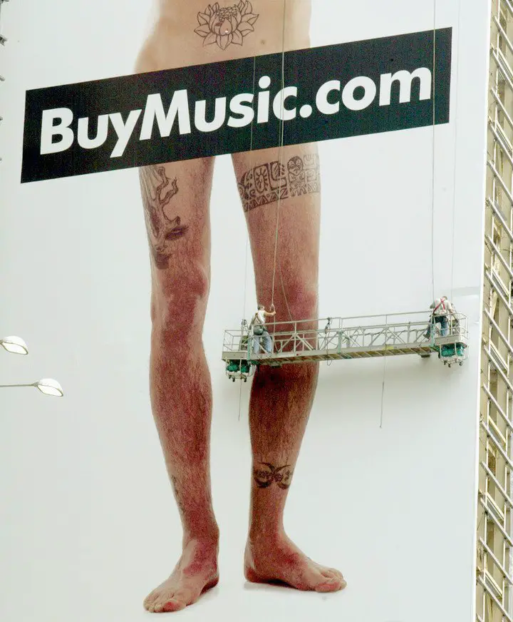 Una campaña publicitaria, con las piernas de Tommy Lee. Foto AFP