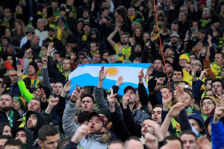 Los hinchas del Nantes con la bandera argentina, homenajeando a Emiliano Sala (AP).