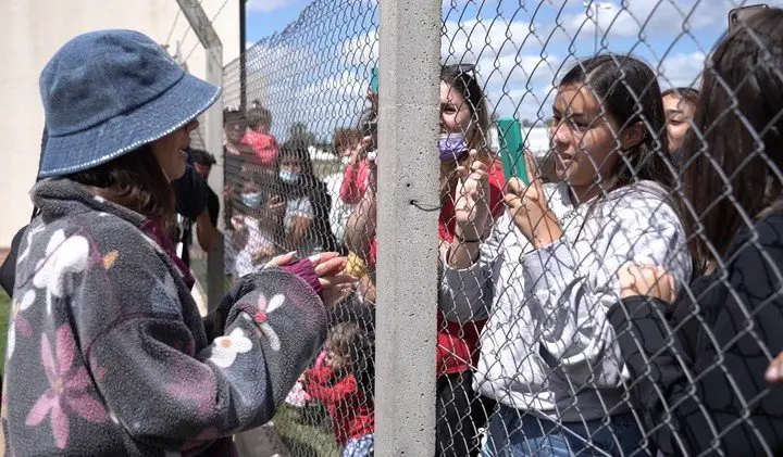 Tini Stoessel se encontró con sus fans en el aeropuerto de Villa María, Córdoba.
